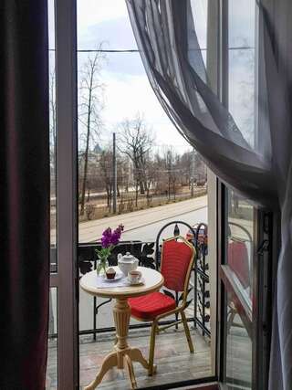 Апартаменты Гранд на Татарском Санкт-Петербург Люкс с кроватью размера «king-size» и балконом-1